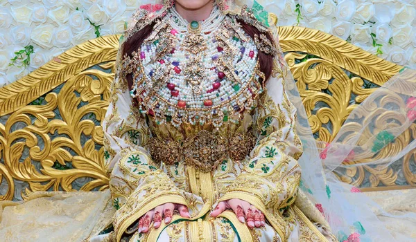 結婚の愛とファッション モロッコのウェディングドレス — ストック写真