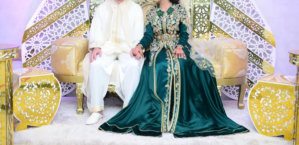 Una Coppia Araba Marocchina Vestita Con Abiti Tradizionali Durante Loro — Foto Stock