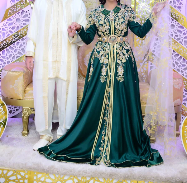 タンジェでの結婚式の際に伝統的な服装で身を包んだモロッコのアラブカップル — ストック写真