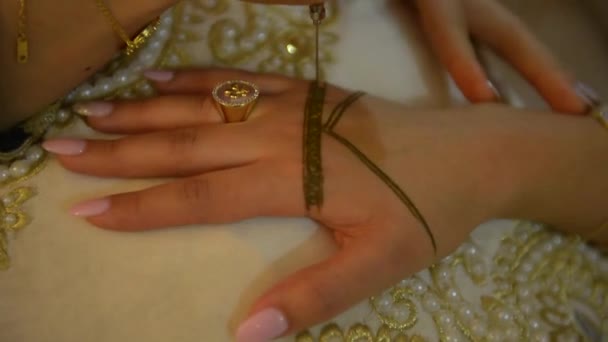 Mujer Mano Está Decorado Con Tatuaje Henna Mehendi Arab Boda — Vídeos de Stock