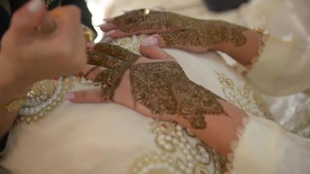 Donna Mano Decorata Con Tatuaggio All Henné Mehendi Matrimonio Arabo — Video Stock