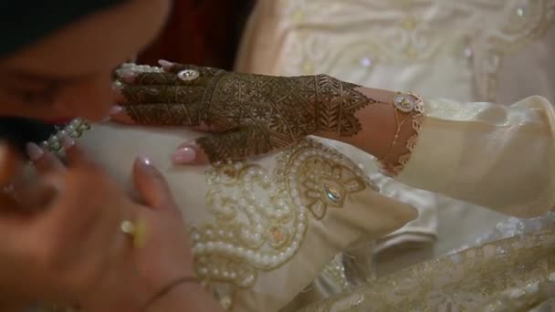 Жінка Рука Прикрашена Татуюванням Хенни Меенді Арабське Весілля Традиції Марокканської — стокове відео
