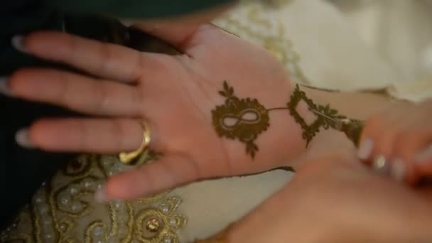 Mujer Mano Está Decorado Con Tatuaje Henna Mehendi Arab Boda — Vídeo de stock