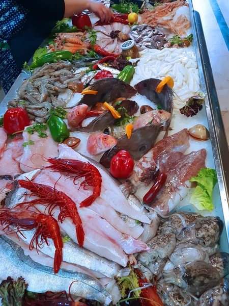 Meeresfrüchte Auf Eis Auf Dem Fischmarkt Meeresfrüchte Außenbereich Bereiten Kühlregal — Stockfoto