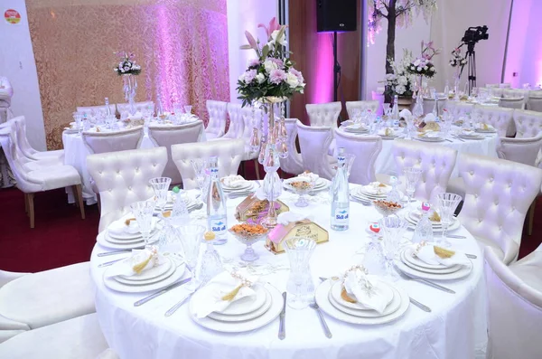 豪華な結婚式のレセプションでモロッコのテーブルの設定 — ストック写真