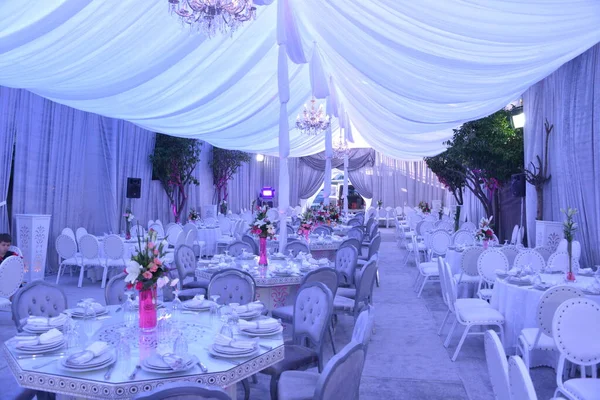 摩洛哥餐桌布置在豪华婚礼接待处 — 图库照片