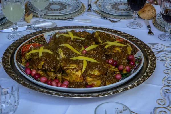 Марокканское Куриное Блюдо Чермулой Оливками Консервированным Лимоном — стоковое фото