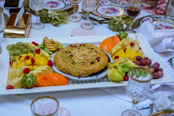 Fas Meyveleri Bir Fas Düğününde Çeşitli Meyveler Sunuluyor — Stok fotoğraf