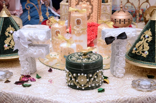 豪華な黄金の刺繍で飾られた結婚式のためのモロッコのTyafer 伝統的なギフトコンテナ モロッコのヘナ 花嫁のためのモロッコの結婚式の贈り物 — ストック写真