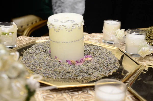 Matrimonio Marocchino Una Candela Tavolo Pieno Erbe Naturali Che Sposa — Foto Stock