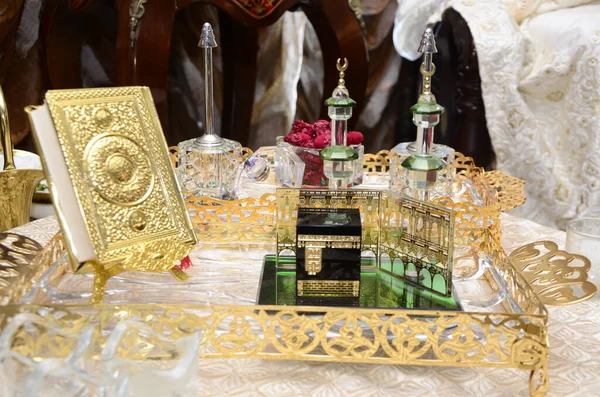 Sagrado Corán Con Cubierta Dorada Pequeño Modelo Ciudad Meca — Foto de Stock