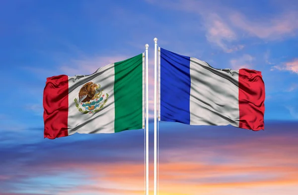Franciaország Mexikó Két Zászlót Zászlórúd Kék Felhős — Stock Fotó