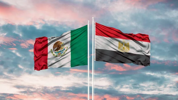 Mexique Égypte Deux Drapeaux Sur Les Mâts Ciel Nuageux Bleu — Photo