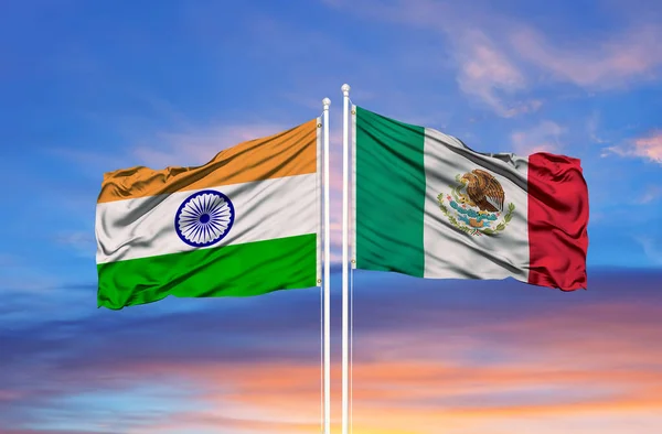 México India Dos Banderas Asta Bandera Cielo Azul Nublado —  Fotos de Stock