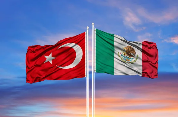 Törökország Mexikó Két Zászlót Zászlórúdra Kék Felhős Égboltra — Stock Fotó