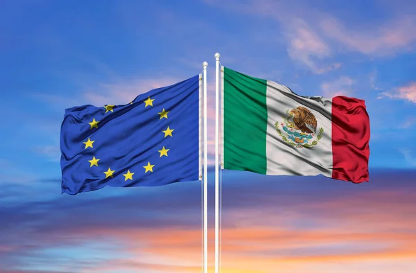 Mexique Union Européenne Deux Drapeaux Sur Les Mâts Ciel Nuageux — Photo