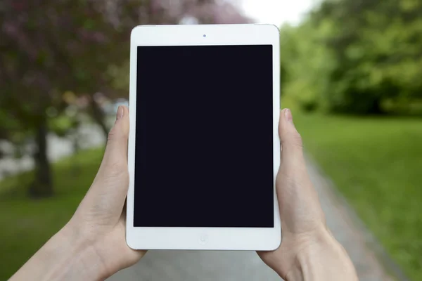 Verifique o tablet durante a caminhada na rua — Fotografia de Stock