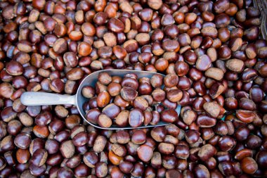 Bakkal pazarında kavrulmuş kestane