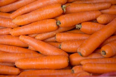 Piyasada taze turuncu havuç