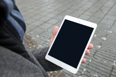 Erkek elinde izole ekranlı dijital tablet.