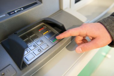 Yakın çekim el Atm makinesi tuş takımında PIN kodunu girme.