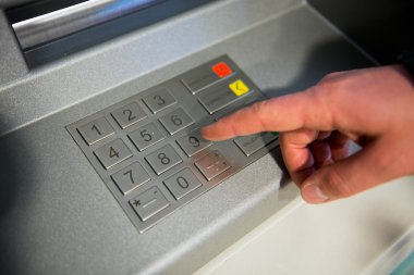 Yakın çekim el Atm makinesi tuş takımında PIN kodunu girme.
