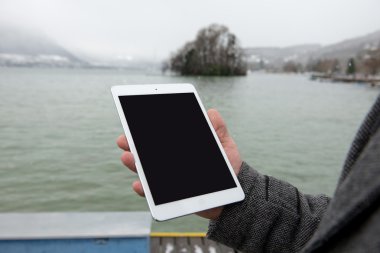 Erkek elinde izole ekranlı dijital tablet.
