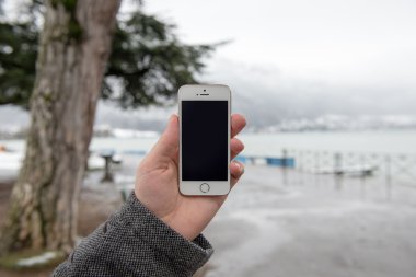 Erkek elinde izole ekranlı akıllı telefon.