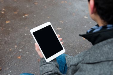 Erkek elinde izole ekranlı dijital tablet.