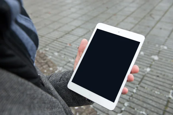 Digitales Tablet mit isoliertem Bildschirm in Männerhänden. — Stockfoto