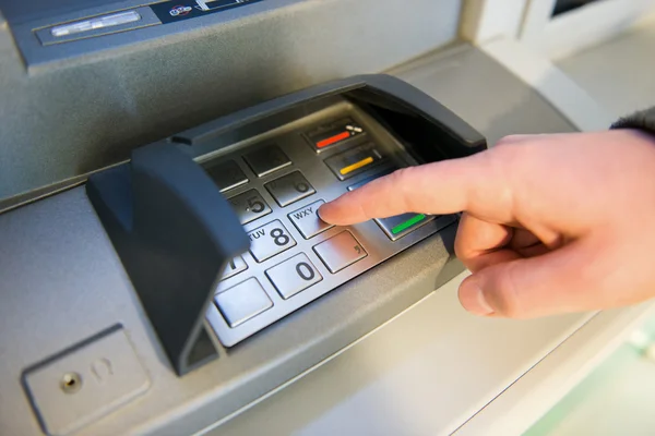 Primo piano della mano che immette il codice PIN sulla tastiera della macchina ATM . — Foto Stock