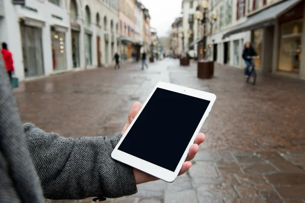 Digitales Tablet mit isoliertem Bildschirm in Männerhänden. — Stockfoto