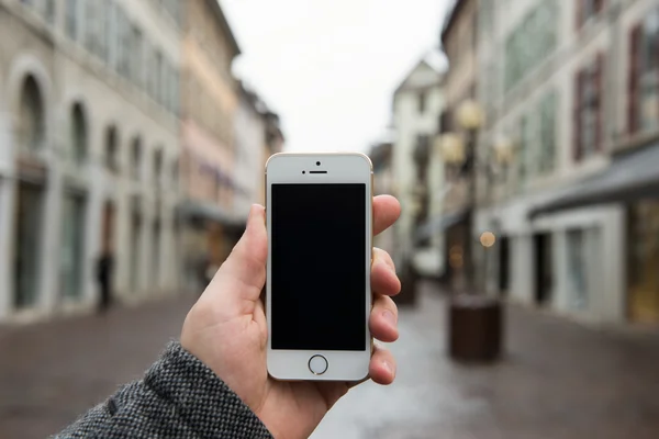 Smartphone avec écran isolé dans les mains des hommes . — Photo