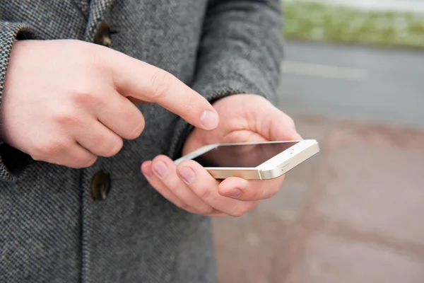 Smartphone v mužských rukou. — Stock fotografie