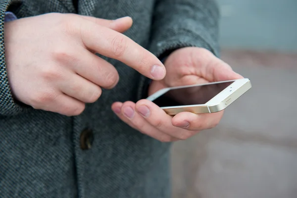 Smartphone in männlicher Hand. — Stockfoto