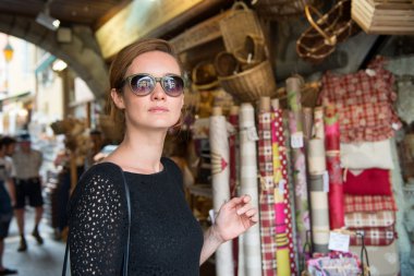 Güzel bir kadın içinde belgili tanımlık çarşı.