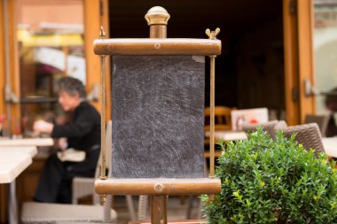 Restoranın önüne siyah kurulu.