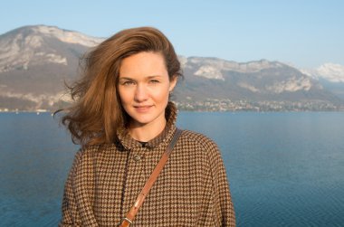 Bir arka planda göl ve dağların güzel kadın.