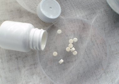 Haplar dağılmış, küçük yuvarlak beyaz haplar, hastanede 