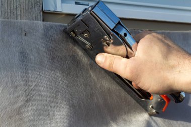 Ön cam zarını zımbayla kapatıyorum.