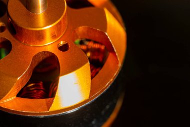 Siyah arka planda yakın plan uçak modeli için fırçasız motor (BLDC). Seçici odak.