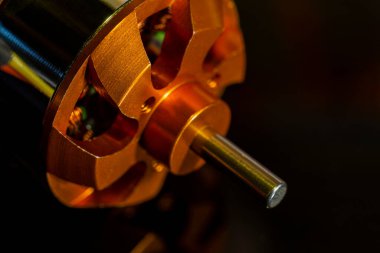 Fırçasız motor (BLDC) siyah arka planda yakın plan uçak modelinde daha hızlı koşar. Seçici odak.