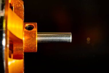 Fırçasız (BLDC) siyah arka planda yakın plan uçak modeli için motor milinden daha hızlı. Kopyalama. Seçici yumuşak odak.