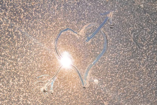 Arrow Pierced Heart Sign Drawn Frozen Window Sunlight Ice Texture — Stock Photo, Image