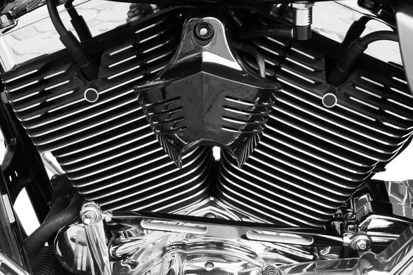 Motocykl jest chromowane silnika czarno-białe tło — Zdjęcie stockowe