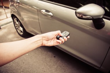 Teslim bir kullanılmış araba anahtarları tutun