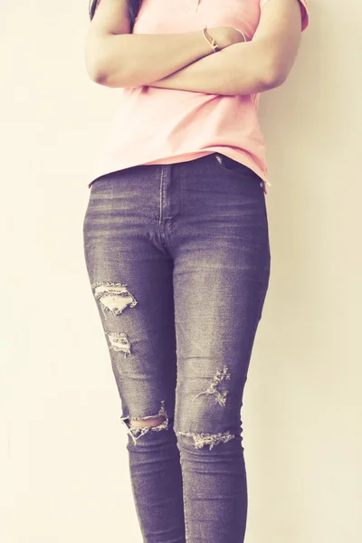 Feminino vestindo jeans fundo vintage — Fotografia de Stock