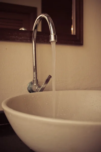 Torneira de água no banheiro — Fotografia de Stock