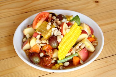 Meyve Salatası Tay tarzı ahşap arka plan üzerinde