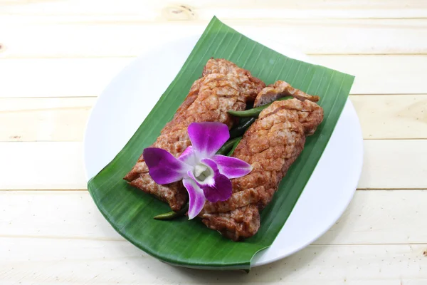 Muz Yaprak üzerinde fermente balık